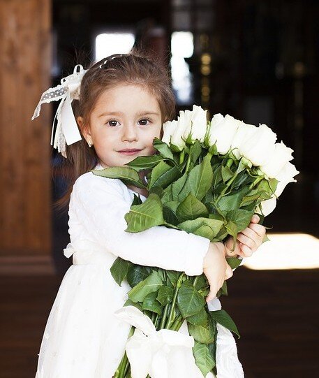 Bruidsmeisje, kind met bloemen